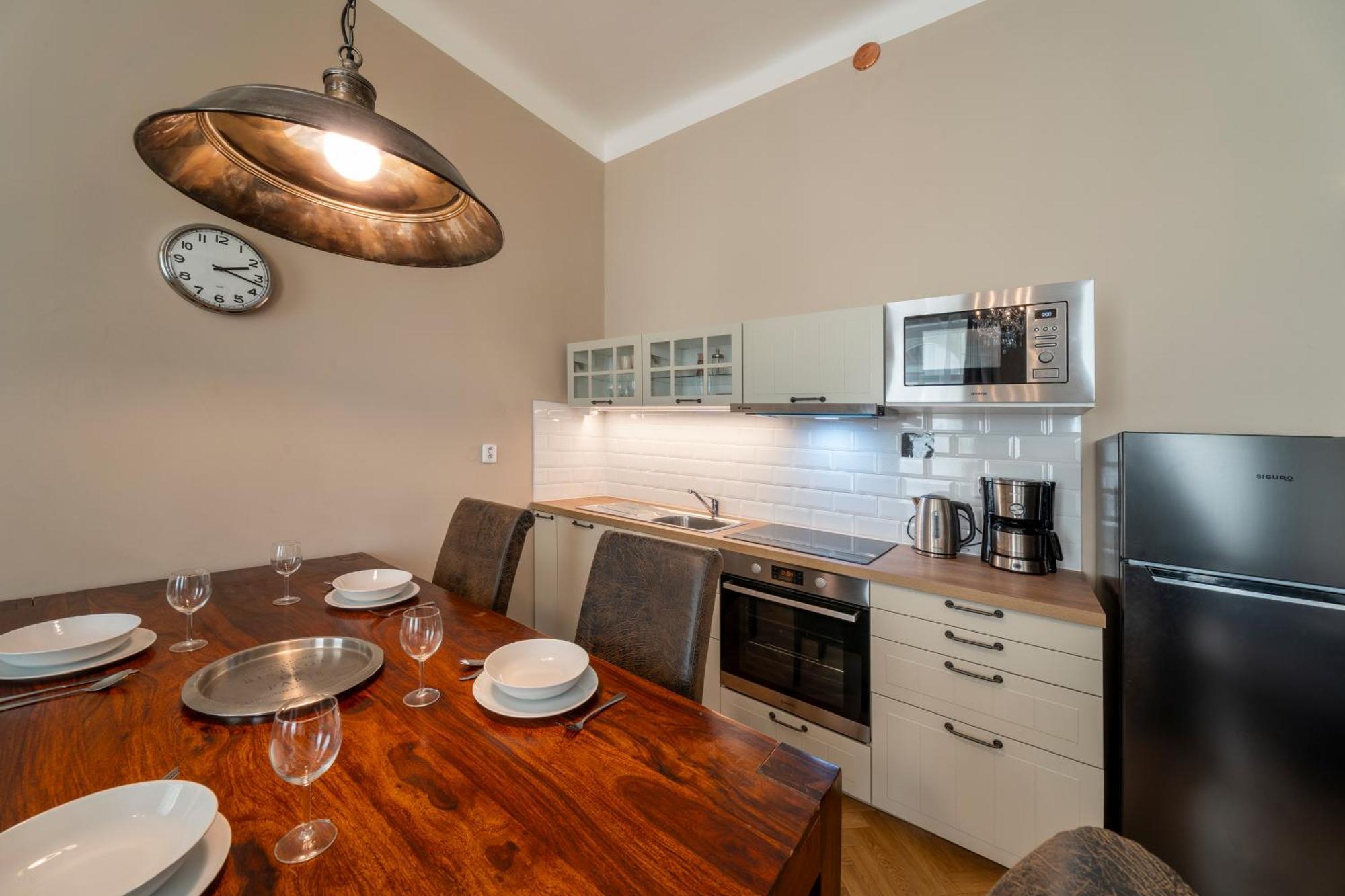 Apart Hotel Zborovska Прага Екстериор снимка