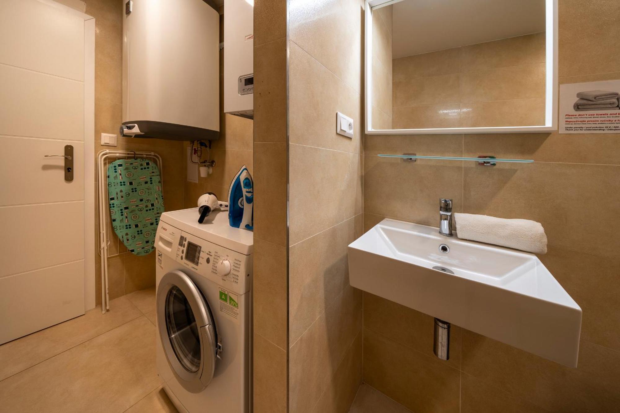 Apart Hotel Zborovska Прага Екстериор снимка