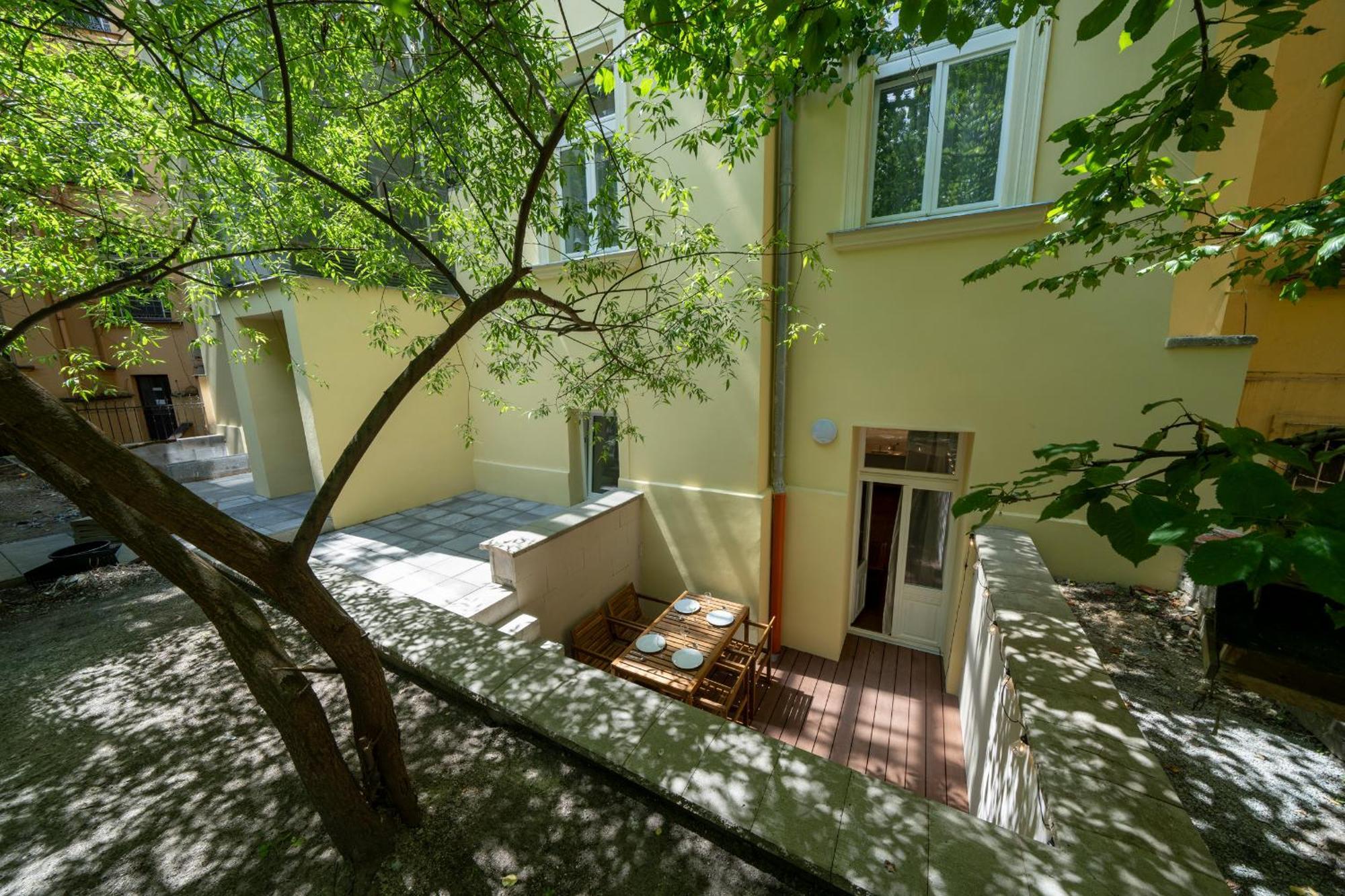 Apart Hotel Zborovska Прага Екстериор снимка